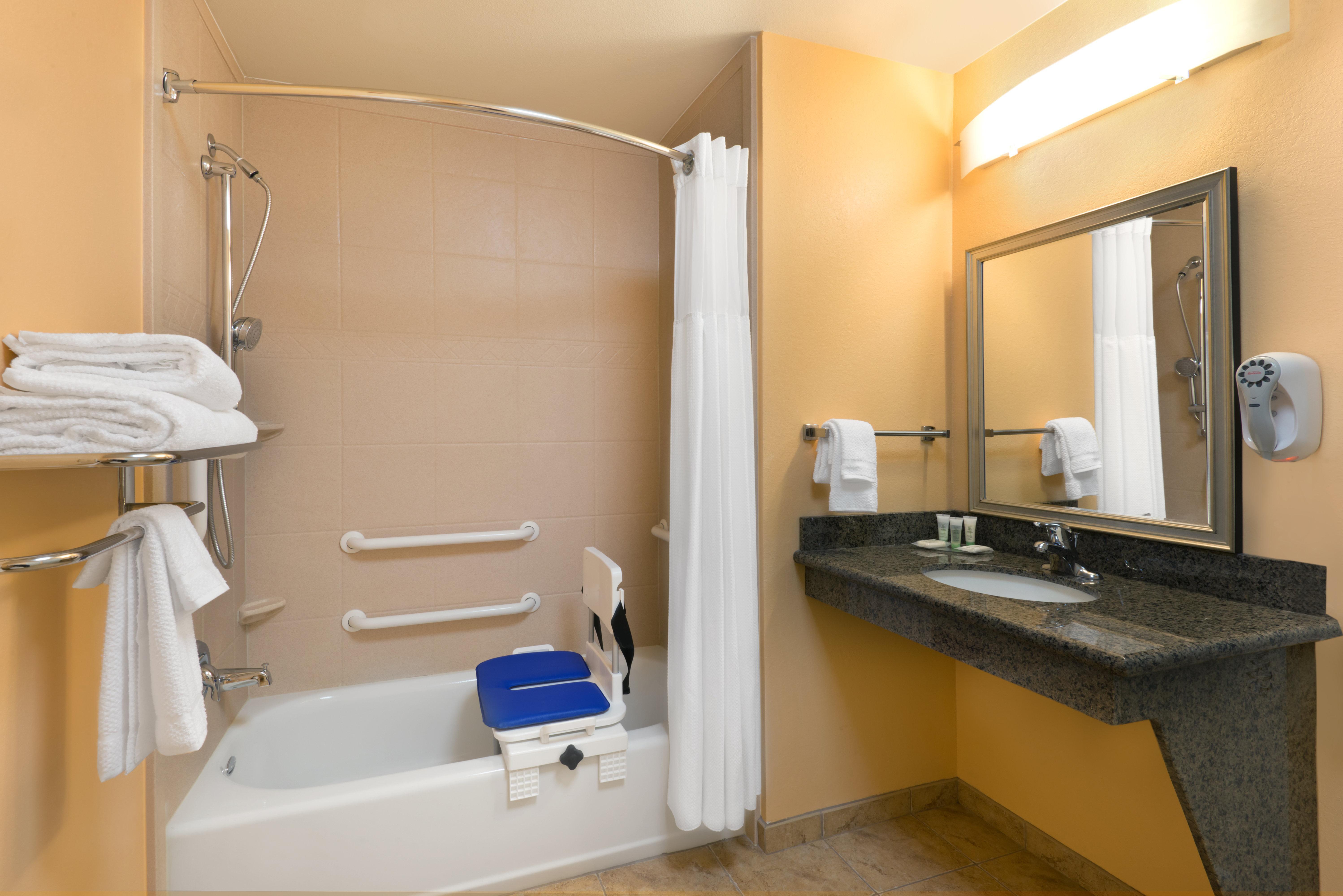 Queen Studio Suite with Bath Tub - Mobility Accessible - Non-Smoking