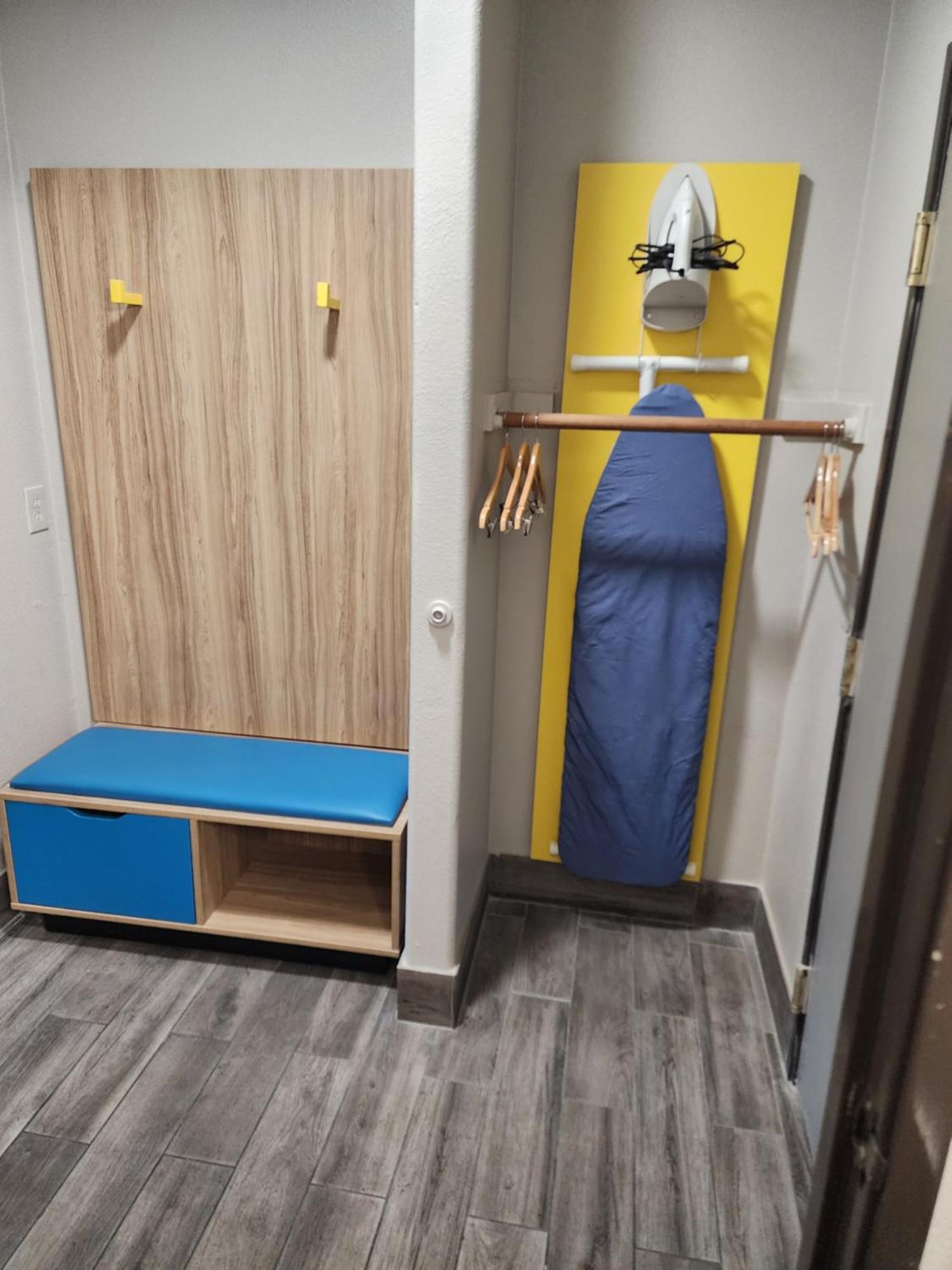 Suite One Bedroom Three Queen Beds Non-Smoking