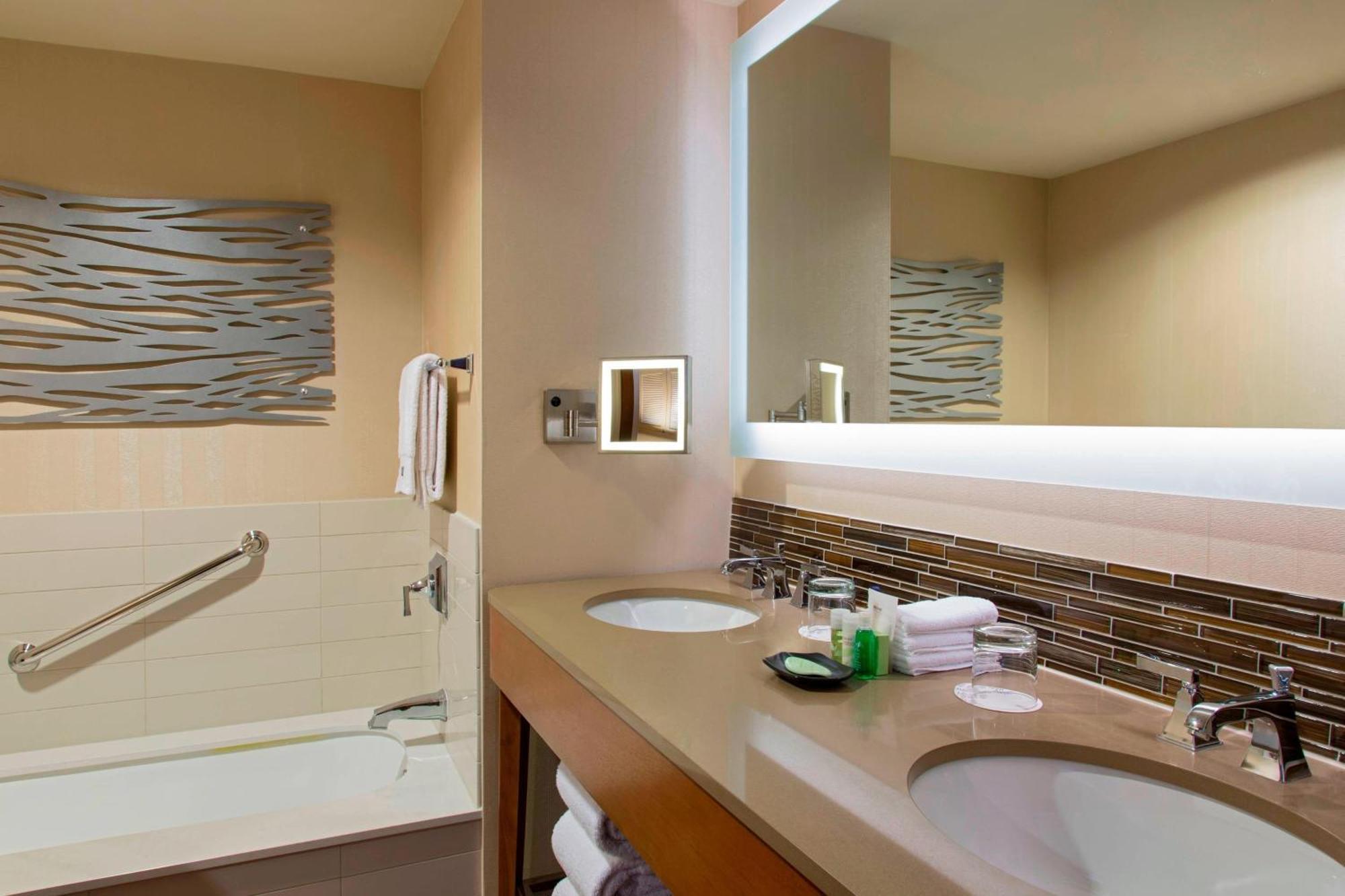 Guest room, 1 King, Mountain view, Balcony