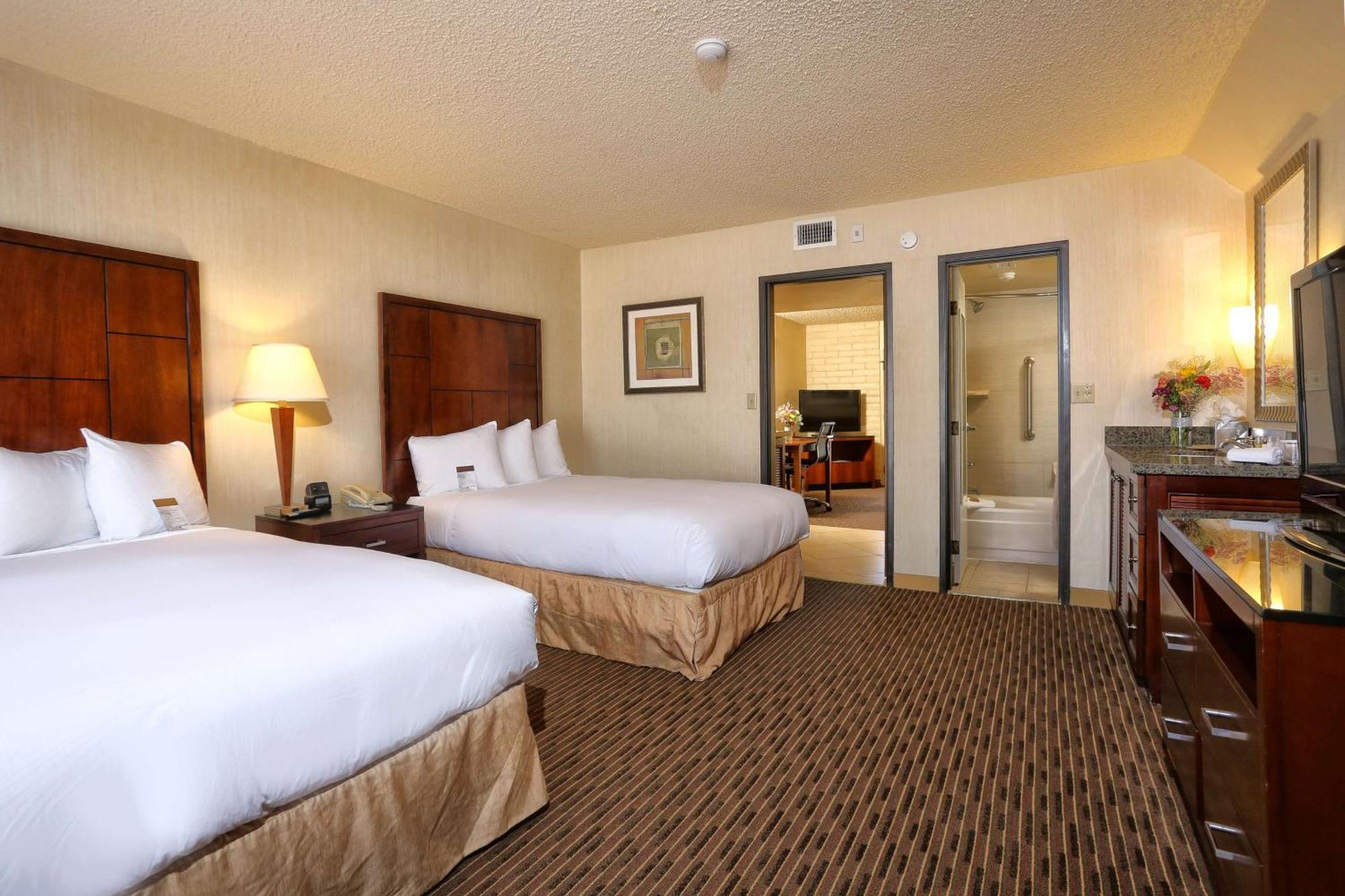 One-Bedroom Suite Two Double Beds Non-Smoking
