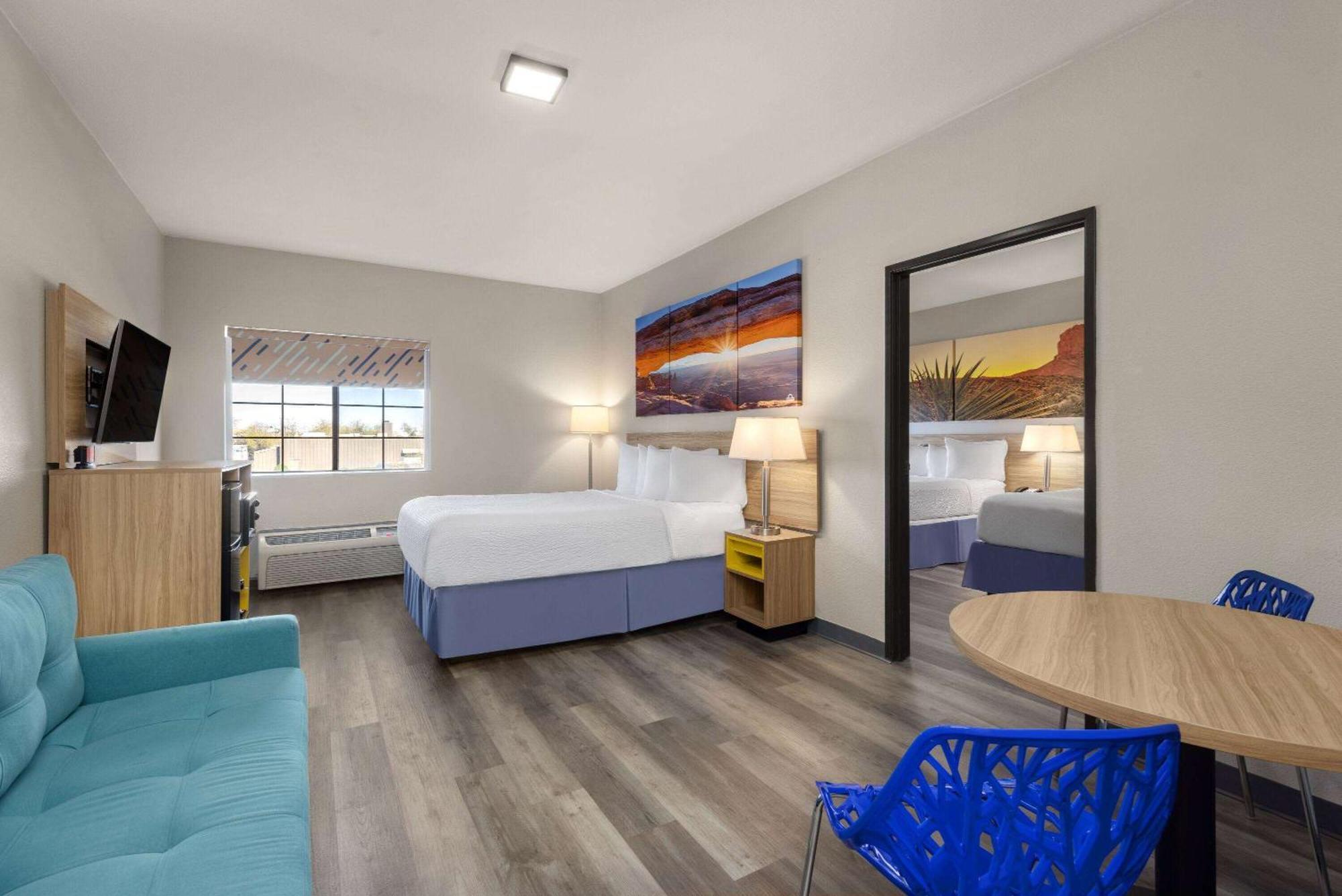 Suite One Bedroom Three Queen Beds Non-Smoking
