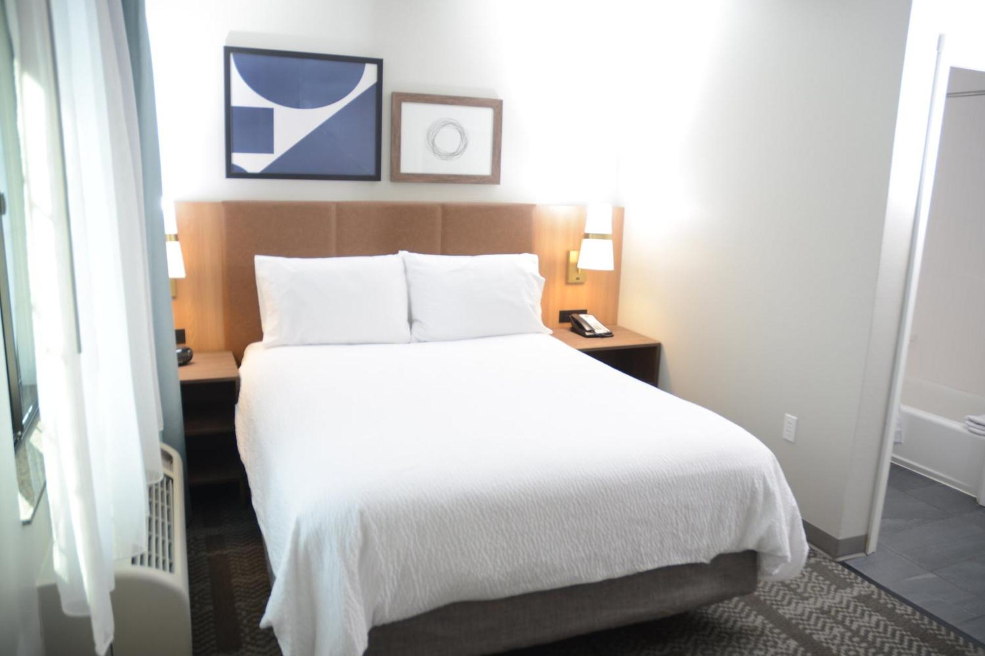 One-Bedroom Queen Suite -Non-Smoking