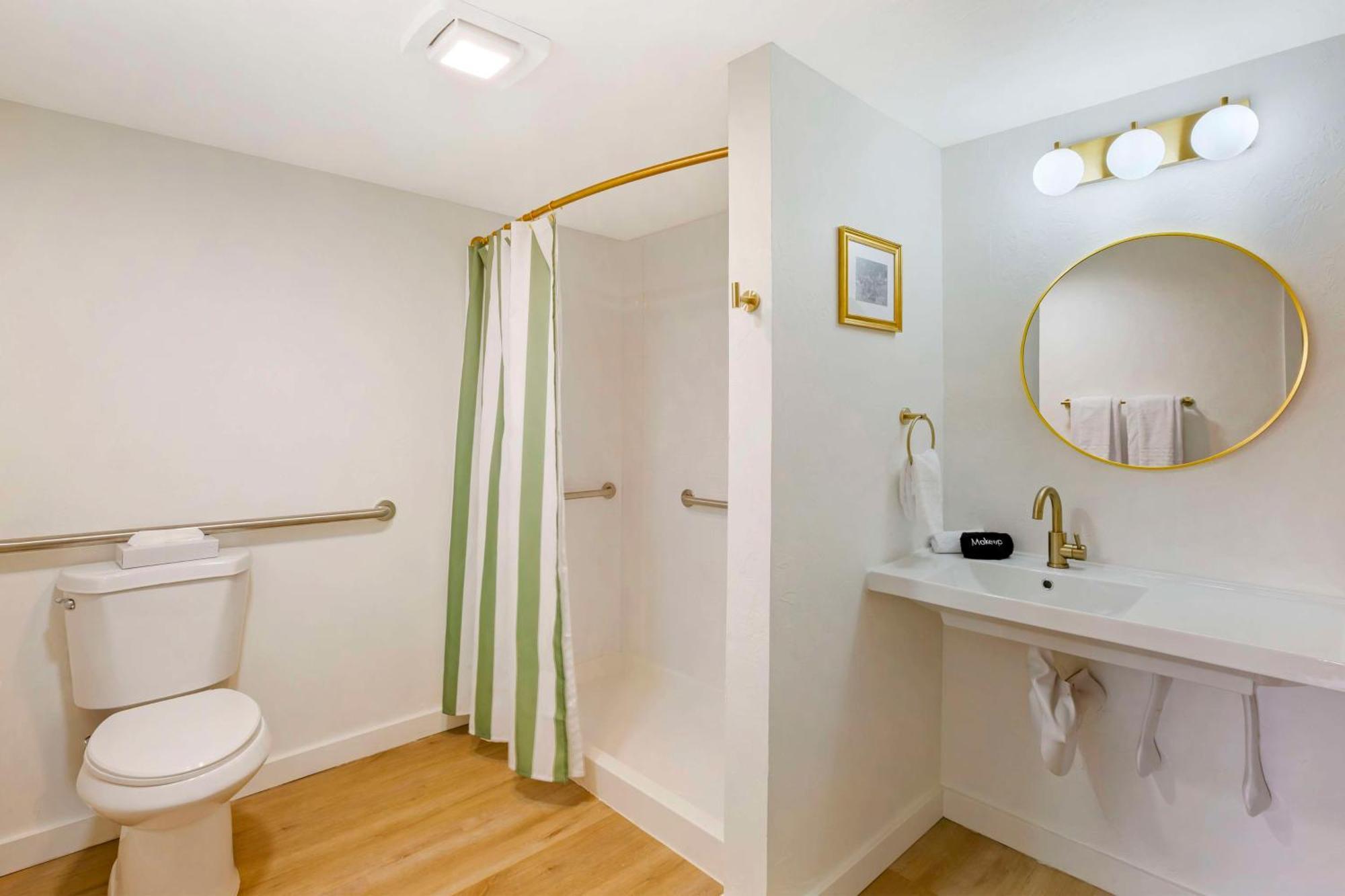 King Room with Roll-In Shower and Kitchenette - Disability/Non-Smoking,1643765311:JPEG