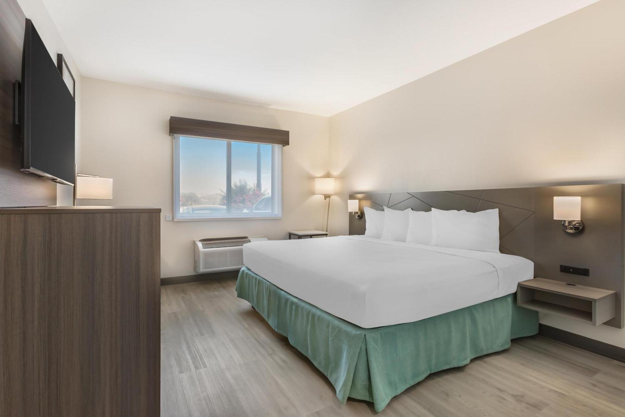 King Room with Roll-In Shower - Mobility Accessible