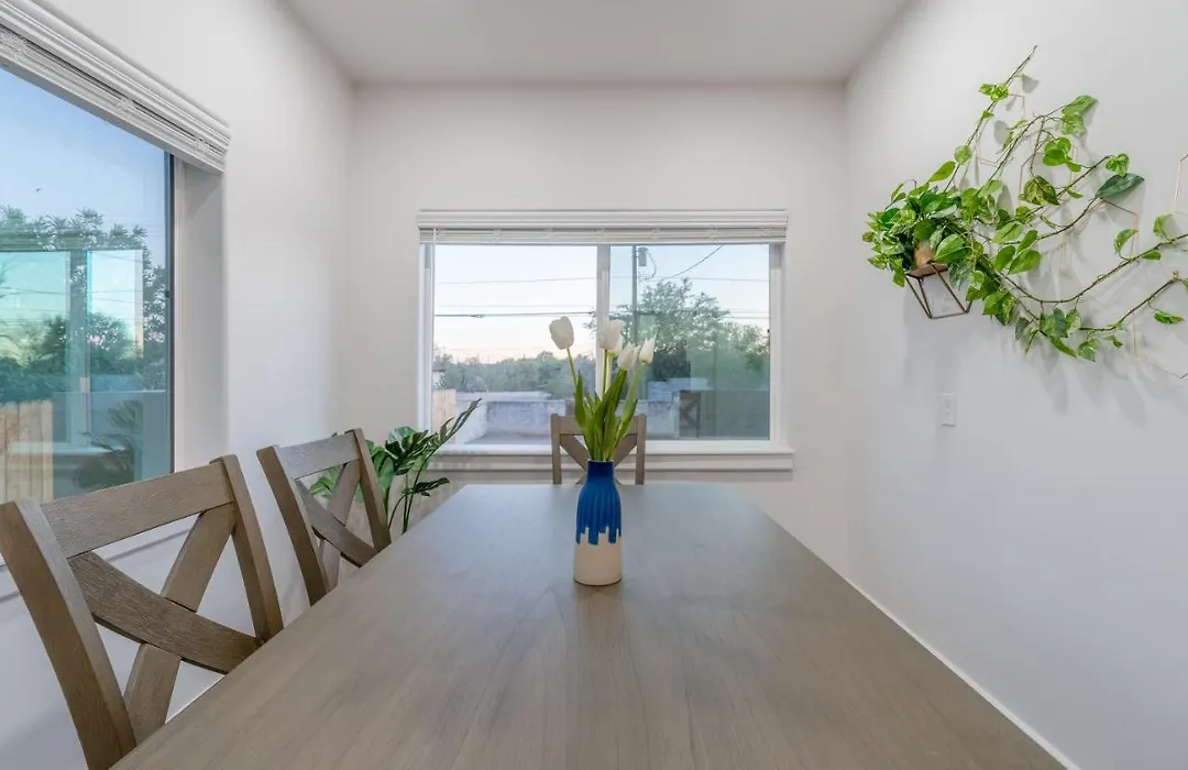 Fresh Bungalow Next To Uarizona!-1