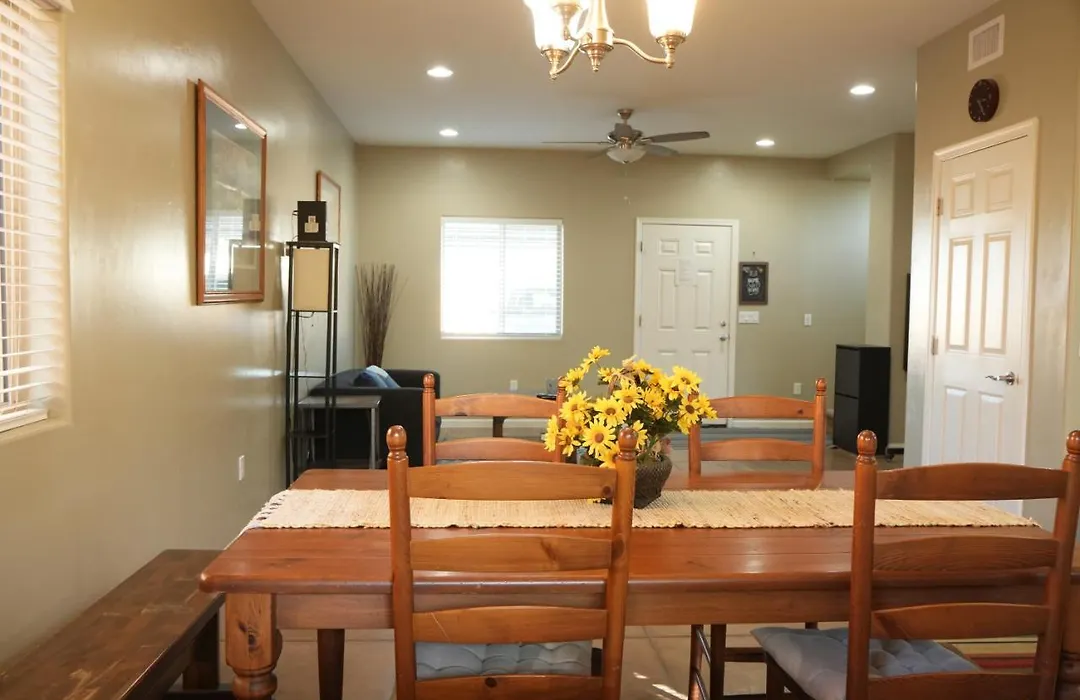 Yellow House 2019New Home 2 Suites Near Ua-1