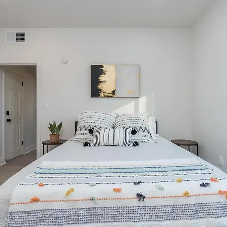 Fresh Bungalow Next To Uarizona!-3
