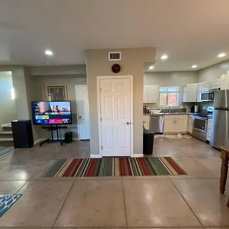 Yellow House 2019New Home 2 Suites Near Ua-2