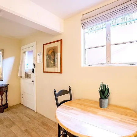 Cactus Cavern - Charming Basement Studio Guesthouse 2 Blocks From Uofa-3