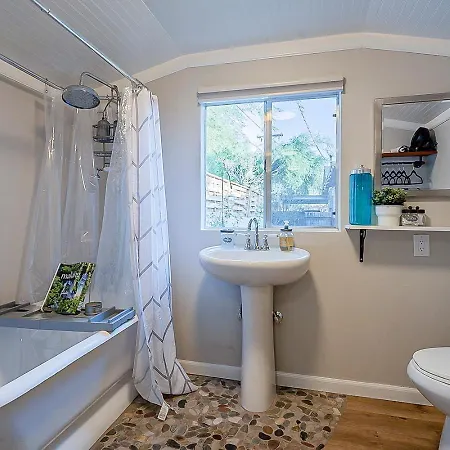 Cute Peaceful Tiny House Getaway W Backyard-3