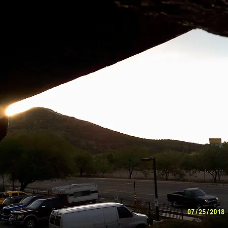 Super 8 By Wyndham Tucson Downtown Convention Center-3